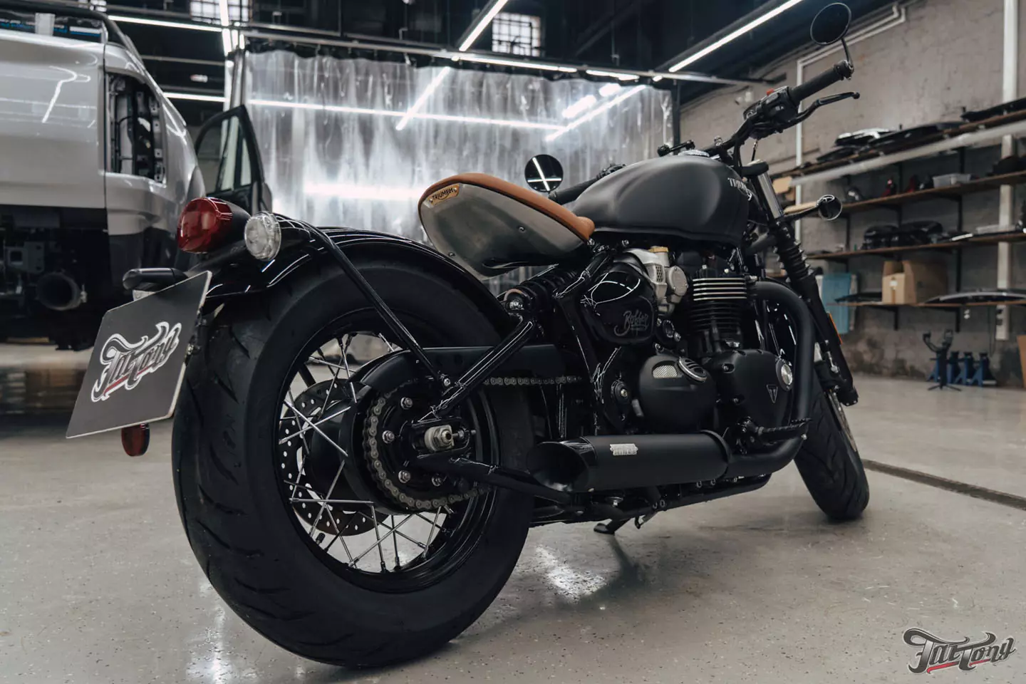 Поработали над выхлопной системой Triumph Bonneville Bobber 1200 и перешили на него сиденье